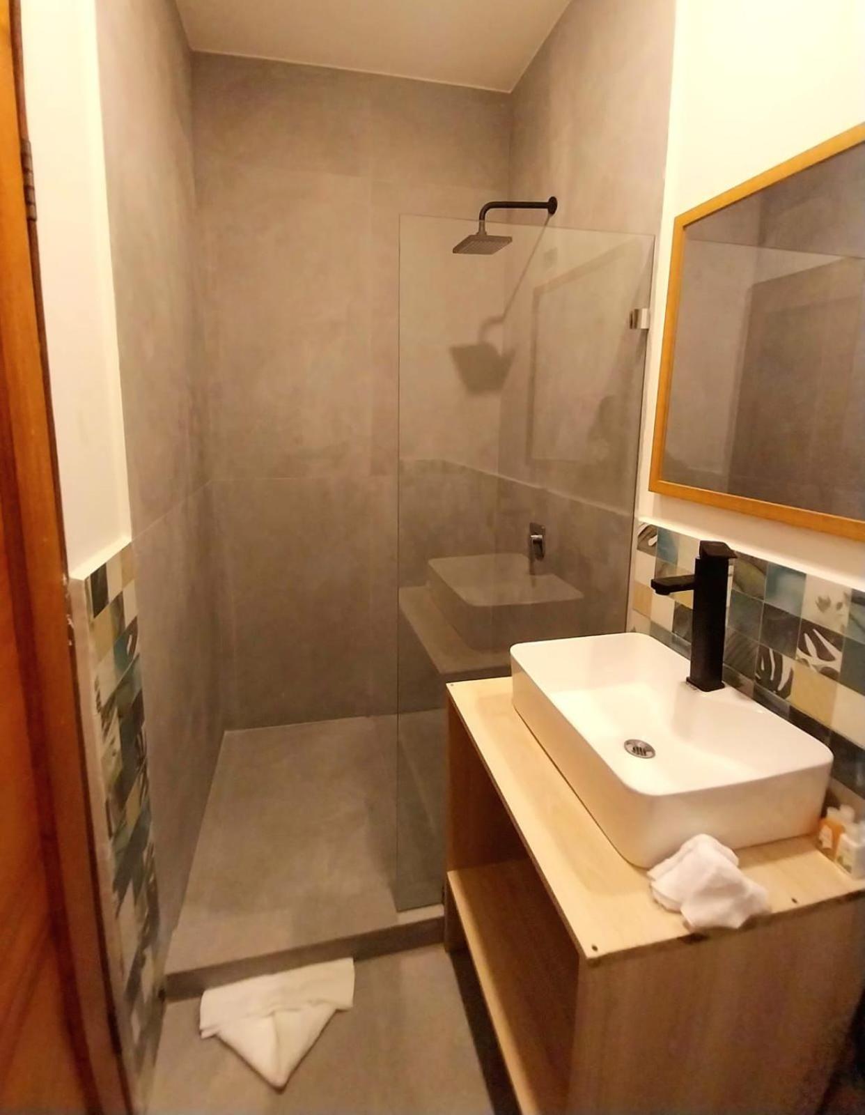 Private Fully Furnished Home At Wide Mouth Frog Hostel เกโปส ภายนอก รูปภาพ